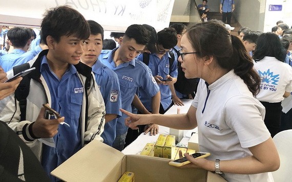 大學生在企業瞭解工作資訊。