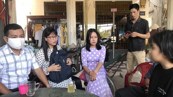 老師上門慰問被毆打的女生。