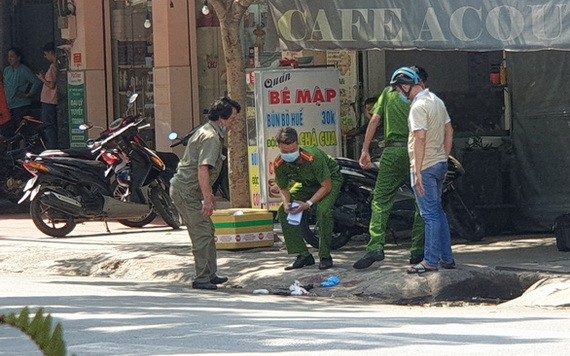 公安力量在事發現場勘查，錄取目擊者供詞。（圖源：明和）