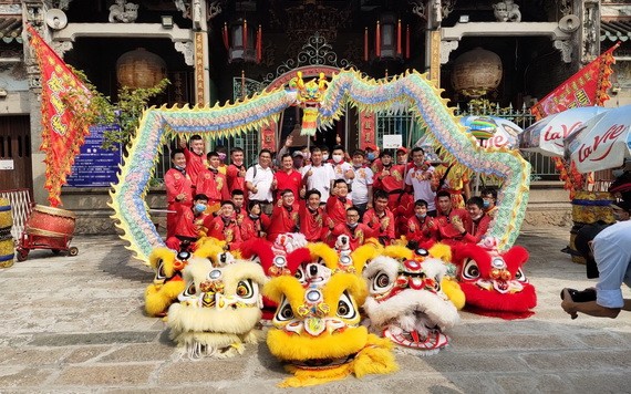 輝義堂龍獅團成員與理事在天后宮留影。