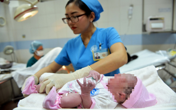 助產士在照料一名新生兒。（示意圖源：緣潘）