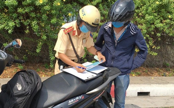 交警正處罰違反交規者。