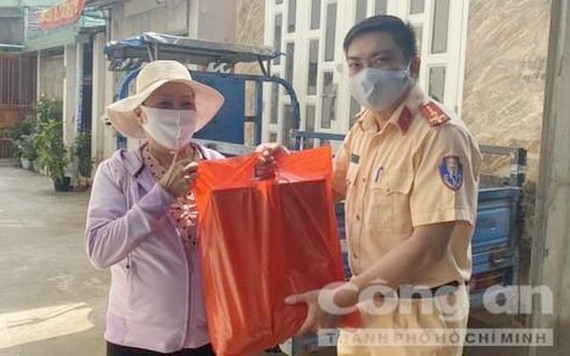 陳源寶上尉向受疫情影響者贈送禮物。