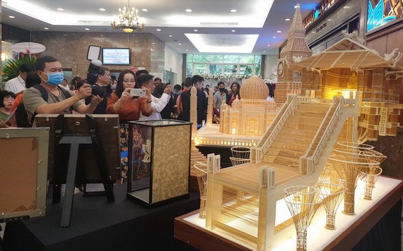 觀眾觀賞獲列入世界紀錄大全的遺產建築模型。