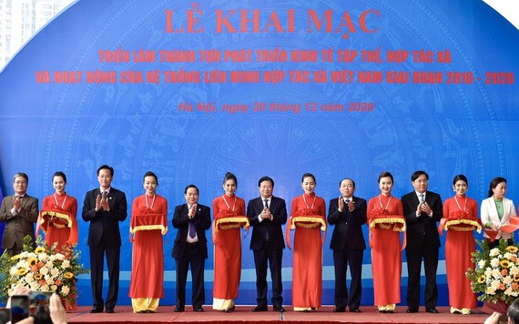 政府副總理鄭庭勇（中）出席合作社與集體經濟發展成就展，以及2016-2020年階段越南合作社聯盟系統活動的開幕儀式。