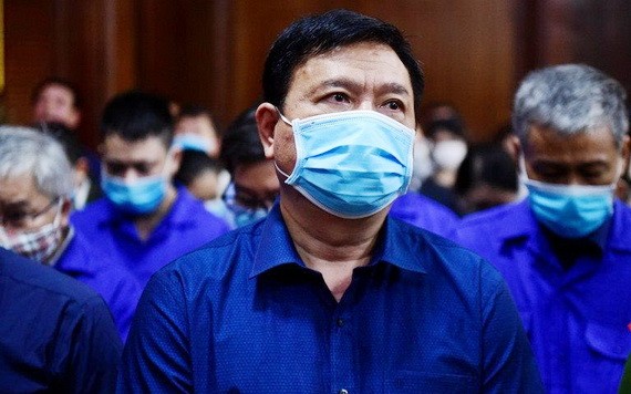 出庭受審的被告人丁羅昇及同案犯。（圖源：黃江）