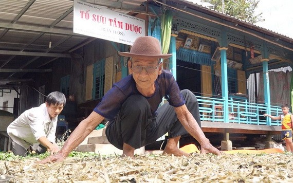 七漢老翁曬藥材以送給慈善診所。