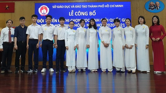 代表本市參加中文科考試的學生與市教育廳領導及老師合照。