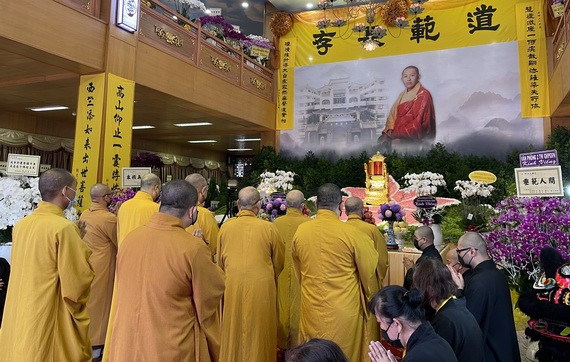 越南佛教中央委員會諸高僧大德前往向釋日修大和尚致祭。