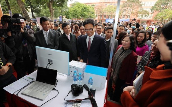 政府副總理武德膽（中）參觀大中學生的創業展位。（圖源：潘草）