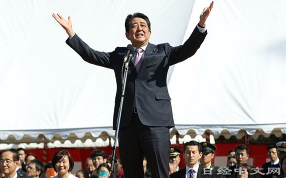 在「賞櫻會」活動上致辭的時任首相安倍（2019年4月，東京都新宿區的新宿御苑）。（圖源：日經中文網）