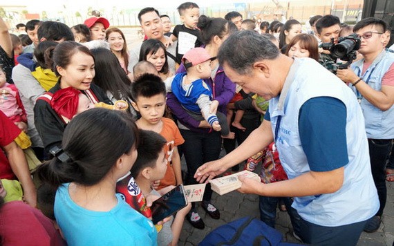 Samsung HCMC CE Complex電子有限責任公司經理部代表在工人回鄉過年之前向其子女發紅包。