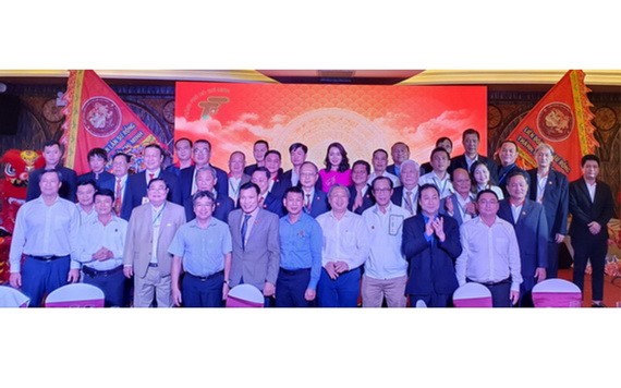 市龍獅協會執委會與市有關部門領導合影。