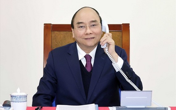 政府總理阮春福22日在政府辦事處與美國總統特朗普通電。（圖源：外交部）