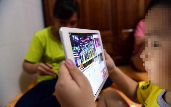 孩子在YouTube網站上觀看視頻。