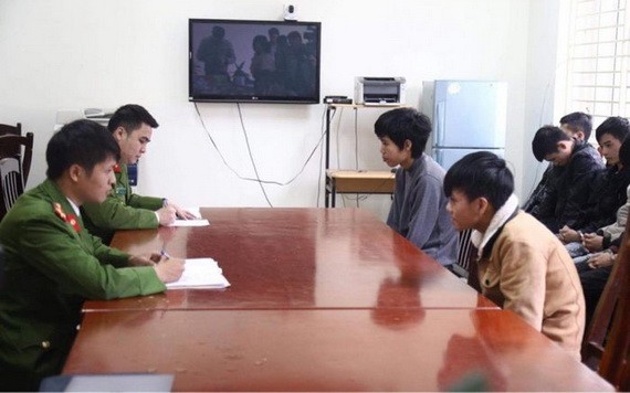 被抓獲的網絡詐騙團夥在公安派出所向調查員供述其犯罪過程。（圖源：VOV）