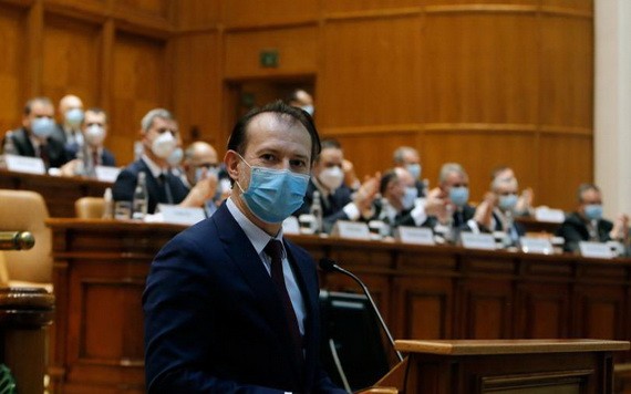 12月23日，在羅馬尼亞首都布加勒斯特，提名總理克楚在議會投票前發表講話。（圖源：新華社）