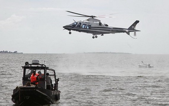 救護隊在事發湖域搜尋生還者。（圖源：AP）