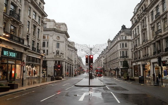 英疫情嚴峻, 倫敦街店舖都關閉。（圖源：新華社）