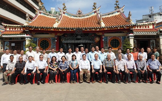 本市和第五郡領導與各會館理事合影。