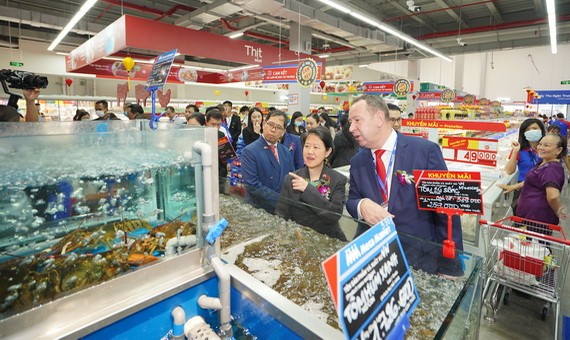 消費者光顧選購鮮活食品。（圖源：B.D）。