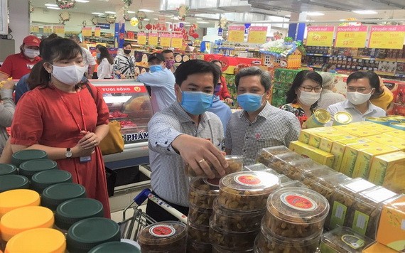 消費者在超市選購食品。