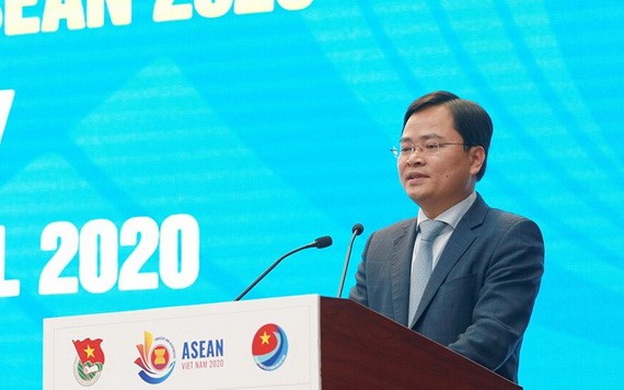 共青團中央第一書記、越南青年國家委員會主任阮英俊在會上致詞。（圖源：文牒）