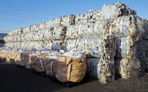 圖為運進千葉縣富津市循環利用企業“MMPlastic”的塑料垃圾。 （圖源：共同社）