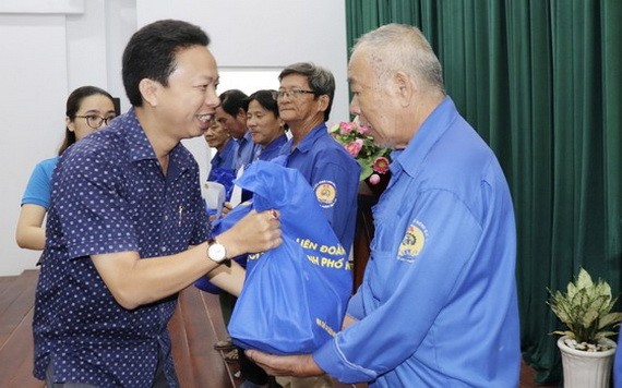 本市各級工會在2020庚子年春節向“摩的”業團團員贈送禮物。