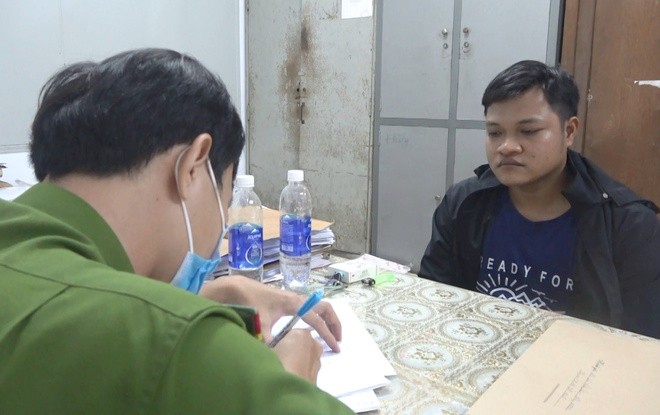 調查員向嫌犯陳清順錄取口供。（圖源：婷婷）