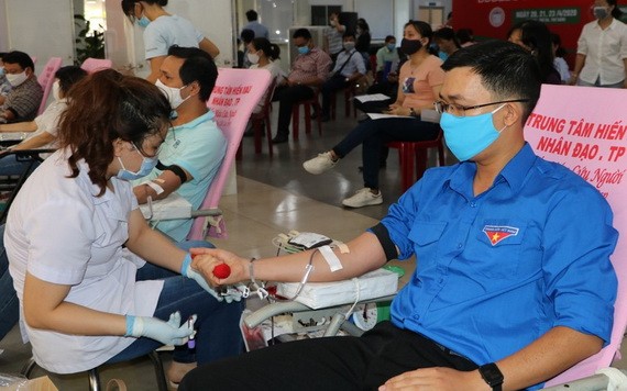 年輕人踴躍參與人道捐向。