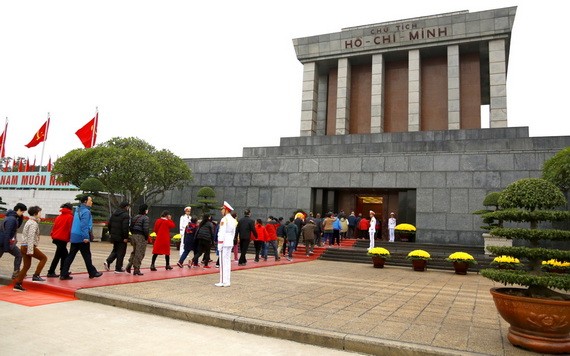圖為中外遊客前往胡主席陵參觀，瞻仰胡主席遺容。（圖源：秋莊）