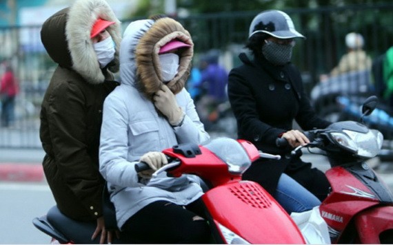 受強勁冷空氣影響，河內市民外出都添置了厚衣。（圖源：互聯網）