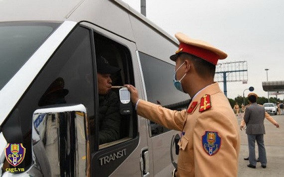 交警在給一名司機進行呼氣式酒精測試。（圖源：交警局）