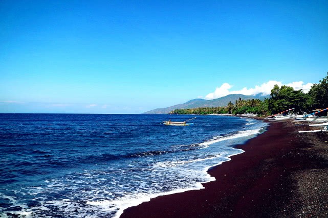 在巴厘島，看別有韻味的黑色沙灘美景 ảnh 1