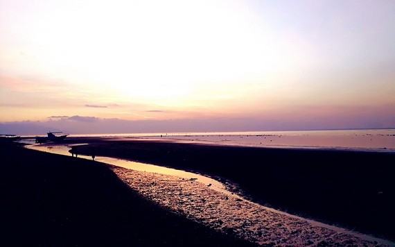 在巴厘島，看別有韻味的黑色沙灘美景
