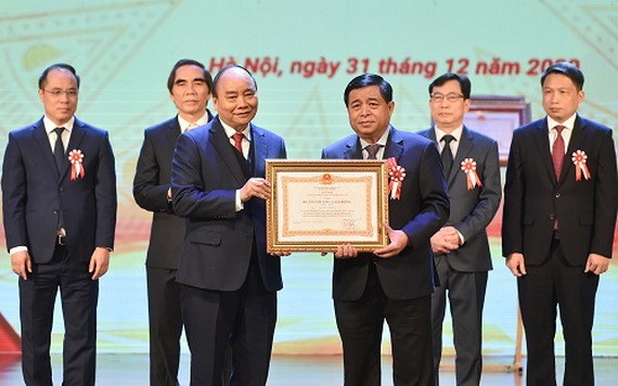 阮春福總理向計劃與投資部長阮志勇頒授一等 獨立勳章。(圖源:VGP)