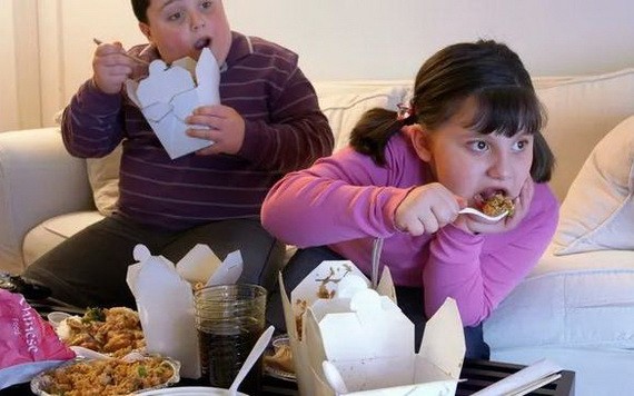 澳大利亞昆士蘭大學主導的一項新研究發現，頻繁攝入碳酸飲料和速食食品的青少年，更容易出現睡眠障礙問題。（示意圖源：互聯網）