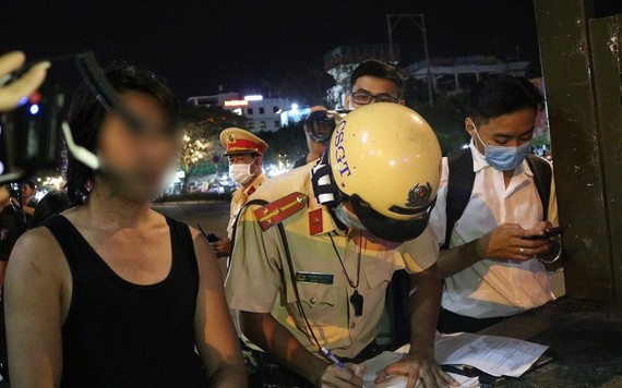 衝向交警執勤崗圖輕生的男子D.N.L(左一)。(圖源:CTV)