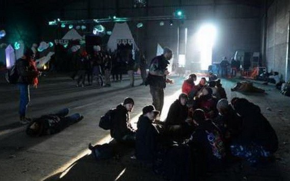 法國防疫期間仍人舉行大型跨年派對,超過2500人參加。(圖源:互聯網)