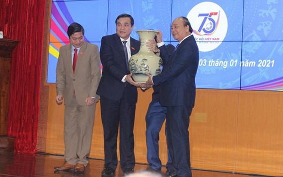 政府總理給廣南省黨部贈送紀念品。（圖源：晉成）