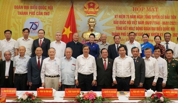 國會主席阮氏金銀同與會代表合影留念。（圖源：俊光）