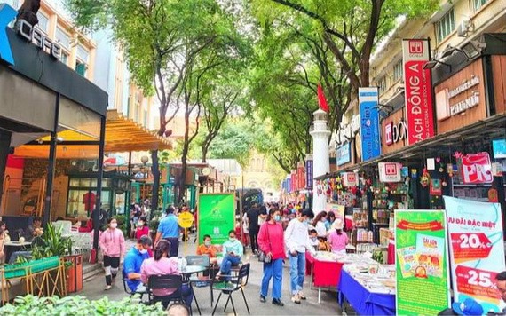 市書香街成為市民週末好去處。