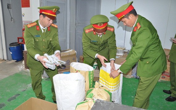 職能力量對CIO公司突檢時發現大量假奶粉。（圖源：警方提供）