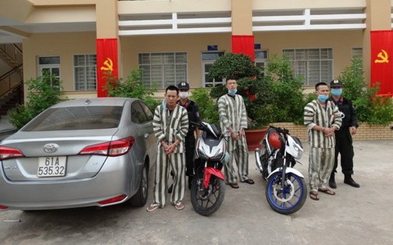 被抓獲的3名偷竊歹徒及被查扣的涉案汽車一輛。(圖源:明勝)