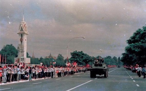 1989年9月25日,柬埔寨首都金邊上萬市民夾道歡送越南志願軍任滿回國。(圖源:越通社)