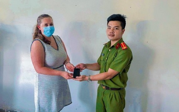 第一郡警員將手機交還失主。（圖源：警方提供）