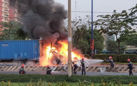 消防隊聞訊後趕抵現場致力滅火。（圖源：裴思）