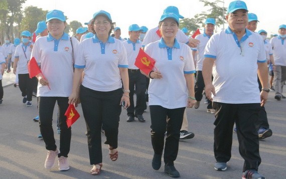 市領導參加“守德情義”步行活動。（圖源：日玲）