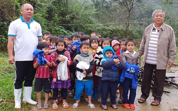 芽莊理事會代表給小朋友派發禮物。